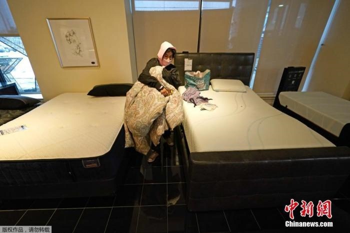 當?shù)貢r間2月17日，美國得州的一家畫廊兼家具店內，大批民眾來此避寒取暖，其中不乏一些人帶著被子來過夜。美國近日遭遇極寒天氣侵襲，多地氣溫創(chuàng)近年新低，其中得州災情最嚴重，暴風雪導致電網在酷寒中癱瘓，約400萬居民家中長時間停電。美國國家氣象局表示，得州休斯敦等地的氣溫甚至比靠近北極圈的阿拉斯加還要低。