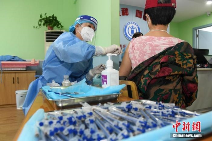 資料圖：市民來(lái)到醫(yī)院接種新冠疫苗。 楊華峰 攝