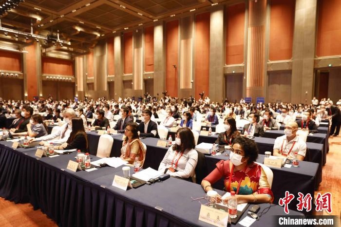 500余名專家學(xué)者、嘉賓代表以線上線下方式參加開幕式?！∈⒓样i 攝