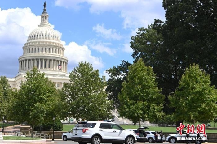 當?shù)貢r間8月19日，一名男子駕駛黑色皮卡至國會圖書館前，并聲稱車上有炸彈。該事件導(dǎo)致美國國會大廈周邊街道封鎖，警方還疏散了周邊國會辦公樓和聯(lián)邦最高法院里的工作人員。圖為警方在美國會大廈西側(cè)廣場警戒。 <a target='_blank' href='http://www.chinanews.com/'>中新社</a>記者 陳孟統(tǒng) 攝