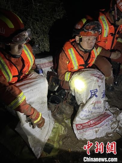 短暫修整期間，消防員脫掉鞋襪，用編織袋套住腿腳保暖?！￠Z旭輝 攝