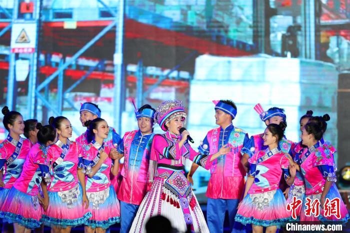 專場晚會上的民族歌舞表演。　喬長嬌 攝