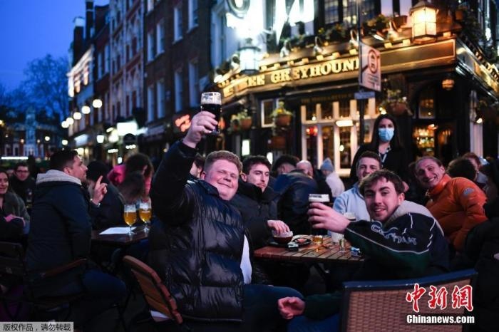 當(dāng)?shù)貢r間2021年4月12日，英國進(jìn)入放松疫情封鎖措施的第二階段。商鋪、理發(fā)店、健身房等被允許重新開張，酒吧和餐館也可以在室外營業(yè)。據(jù)悉，酒吧解封的第一晚，倫敦大批民眾在市中心喝酒跳舞，場面宛如狂歡節(jié)。