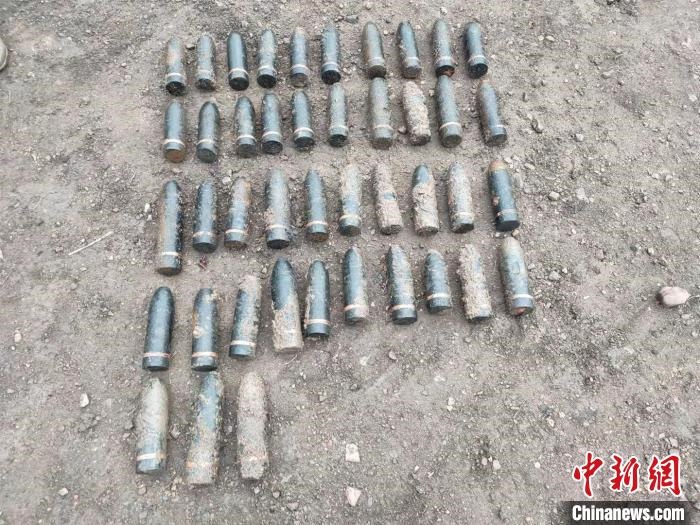 圖為發(fā)現(xiàn)的遺留炮彈?！√厝崭駱?攝
