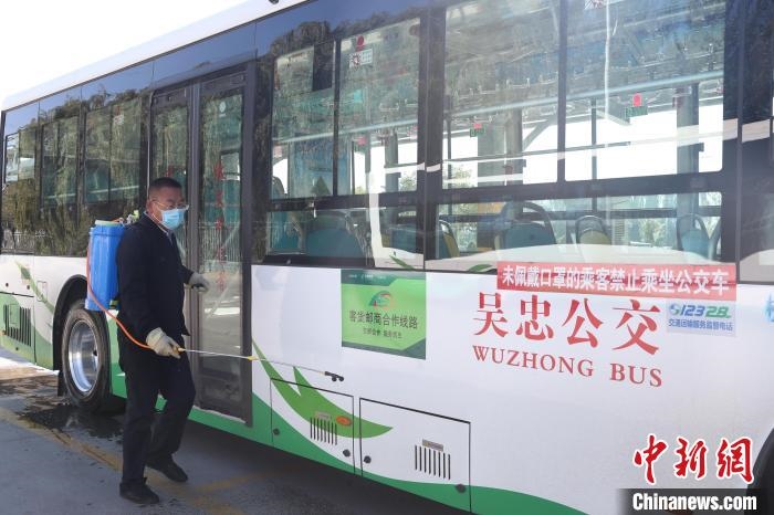 工作人員正在對公交車進(jìn)行消殺。　于晶 攝