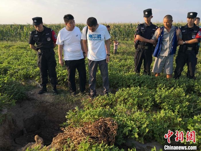 資料圖：犯罪嫌疑人辨認(rèn)作案現(xiàn)場。　嘉祥縣公安局供圖