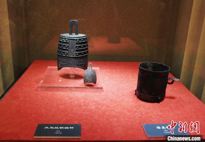 二級文物西漢鳳鳥紋銅編鐘、漆蓋銅卮。　趙曉 攝