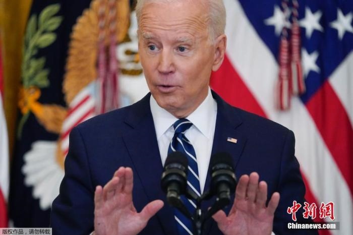當(dāng)?shù)貢r(shí)間3月25日，美國總統(tǒng)拜登舉行了上任60多天來的首場正式新聞?dòng)浾邥?huì)，回答了邊境危機(jī)、控槍、基建計(jì)劃等熱點(diǎn)問題。