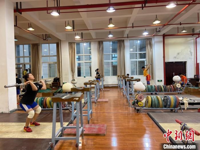 石智勇的師弟師妹們訓(xùn)練場(chǎng)景?！×植?攝