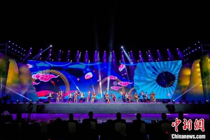 圖為中國·重慶秀山第二屆“金山銀山”文化旅游節(jié)開幕現(xiàn)場?！⌒闵娇h文旅委供圖