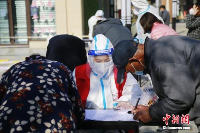 資料圖：青海省西寧市城西區(qū)一核酸檢測采樣點(diǎn)，居民進(jìn)行信息登記。<a target='_blank' href='http://www.chinanews.com/'>中新社</a>記者 馬銘言 攝