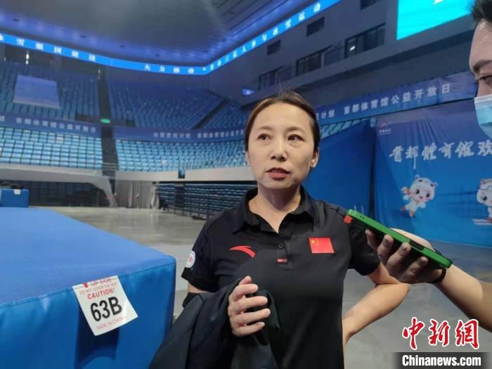 中國(guó)滑冰協(xié)會(huì)主席、前中國(guó)短道速滑隊(duì)主教練李琰表示，”冰雪惠民計(jì)劃“能推動(dòng)更多人上冰 郝凌宇 攝