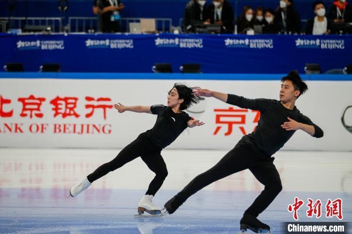 圖為隋文靜、韓聰在測試賽期間進(jìn)行官方訓(xùn)練 王洋 攝