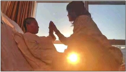 每天早上媽媽醒來后，母女倆都會(huì)迎著晨曦握手、擊掌。　視頻截圖