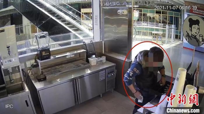 嫌疑人實施犯罪行為的監(jiān)控視頻?！↑S浦公安供圖