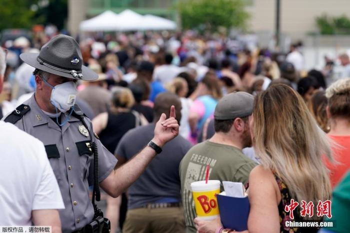 當(dāng)?shù)貢r間6月17日，美國肯塔基州國會大樓外，上千名在疫情期間失業(yè)的美國民眾在此排隊等候進(jìn)入大樓。據(jù)悉肯塔基州在疫情期間開設(shè)了臨時失業(yè)辦公室。