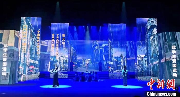 圖為“百年風華”大型音樂史詩劇現(xiàn)場?！⒑ｌ` 攝