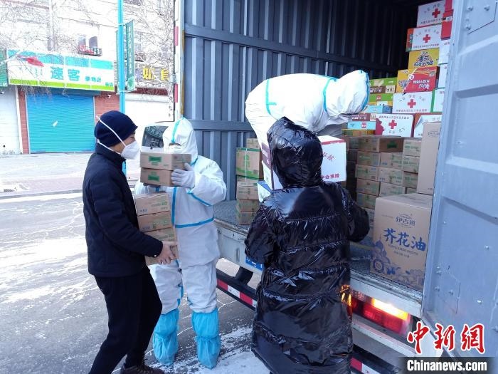 圖為滿洲里物資保障巡回補給車隊配貨現(xiàn)場?！∏靥饌?攝