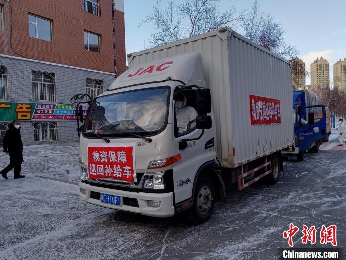 圖為滿洲里物資保障巡回補給車隊配貨現(xiàn)場?！∏靥饌?攝