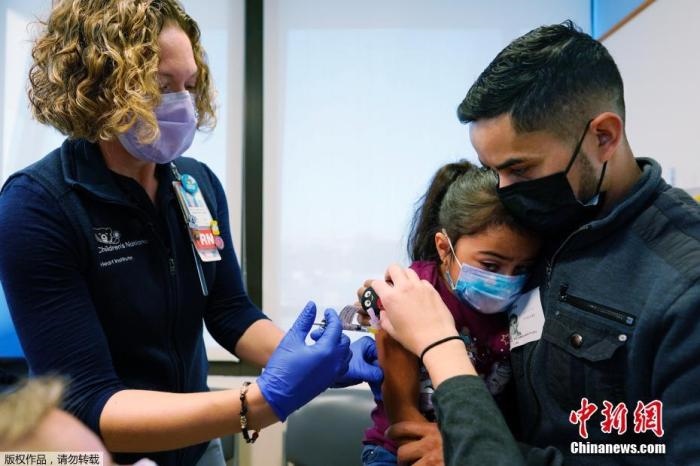 資料圖：當(dāng)?shù)貢r間11月3日，美國華盛頓，國立兒童醫(yī)院為孩子接種疫苗。美國新冠疫苗接種進入了一個新階段，數(shù)百萬名小學(xué)生現(xiàn)在可以接種疫苗。