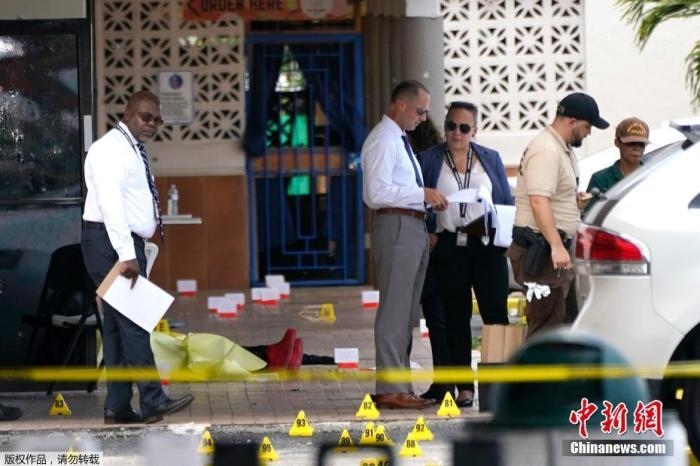 當(dāng)?shù)貢r(shí)間5月30日凌晨，位于美國(guó)佛羅里達(dá)州東南部的邁阿密戴德縣發(fā)生大規(guī)模槍擊事件，造成2人死亡、20多人受傷。圖為槍擊案現(xiàn)場(chǎng)。