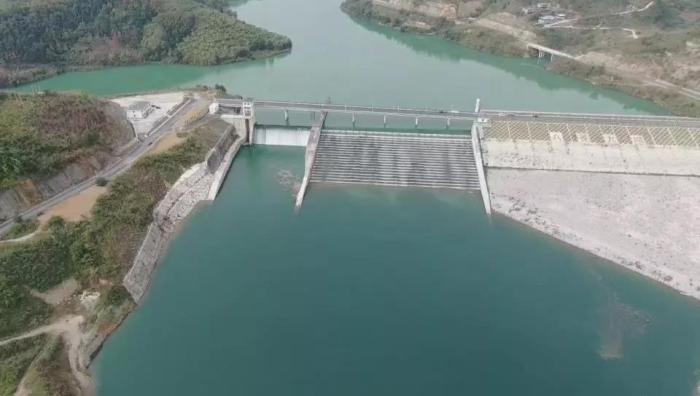 　　圖1 2021年12月7日，督察組使用無人機(jī)拍攝，保護(hù)區(qū)實(shí)驗(yàn)區(qū)內(nèi)的八吝大壩已建成，且未設(shè)置過魚設(shè)施