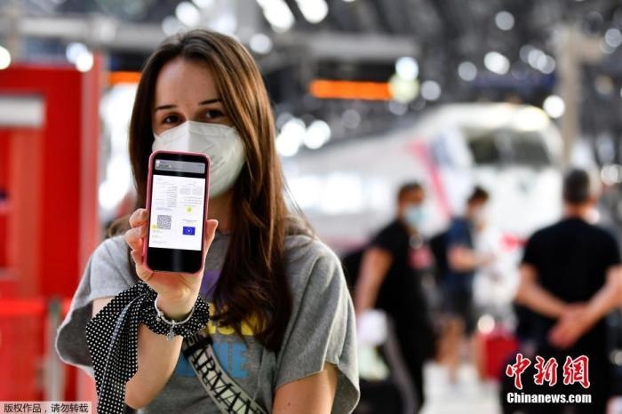 當(dāng)?shù)貢r(shí)間2021年9月1日，意大利米蘭，乘客在火車站出示的健康證明。