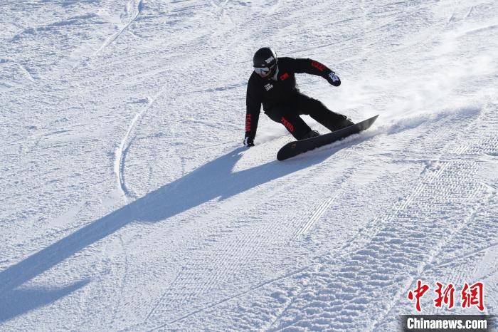 圖為滑雪場(chǎng)現(xiàn)場(chǎng)。　許婷 攝