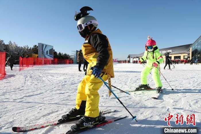圖為滑雪場(chǎng)現(xiàn)場(chǎng)?！≡S婷 攝