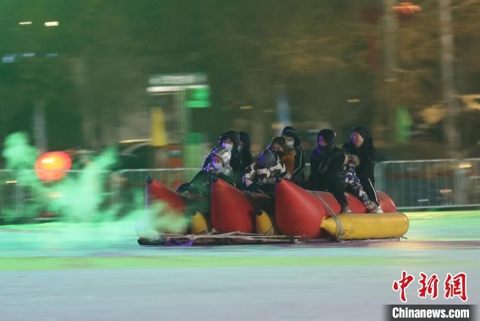 民眾沉醉在冰上香蕉船的快樂中。　于海洋 攝