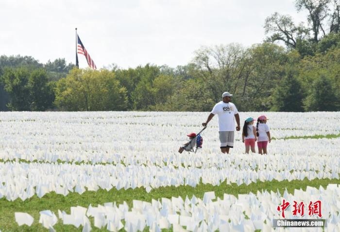 當(dāng)?shù)貢r(shí)間2021年9月18日，美國首都華盛頓國家廣場上插著數(shù)十萬白色旗幟，悼念新冠逝者。這個(gè)名為“在美國：銘記”藝術(shù)裝置由美國藝術(shù)家弗斯滕伯格(Suzanne Firstenberg)策劃，她計(jì)劃在兩周內(nèi)與公眾一起在華盛頓國家廣場插上與美國新冠死亡病例數(shù)對應(yīng)的白旗，以示悼念。 <a target='_blank' href='/'>中新社</a>記者 陳孟統(tǒng) 攝