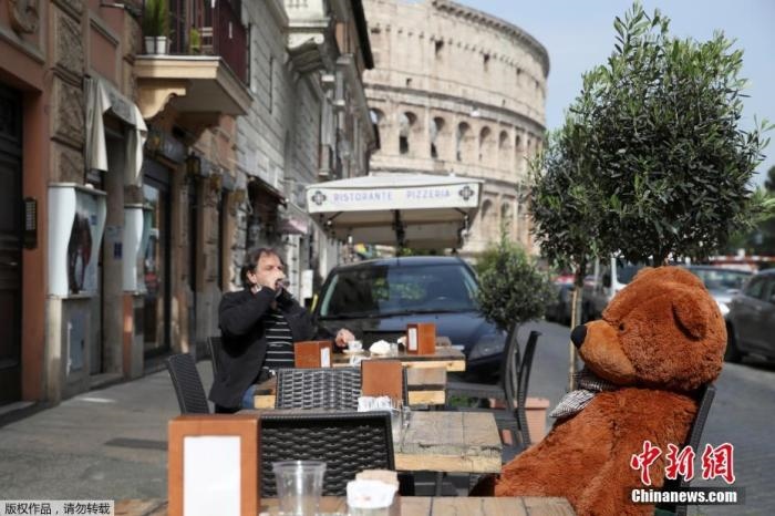 資料圖：意大利羅馬斗獸場(chǎng)附近的酒吧，顧客在露臺(tái)上喝酒。