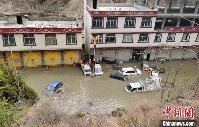 救援人員正在丹巴一處民房被淹處搜尋和轉(zhuǎn)移人員?！≈苡?攝