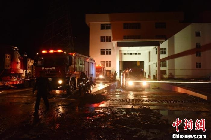 丹巴關(guān)州電站外多臺(tái)消防車輛正在開展排水作業(yè)?！≈苡?攝