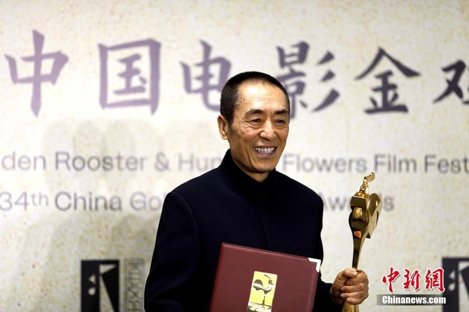 (資料圖：張藝謀以執(zhí)導(dǎo)《懸崖之上》榮膺最佳導(dǎo)演獎(jiǎng)。 <a target='_blank' href='/'>中新社</a>記者 呂明 攝)