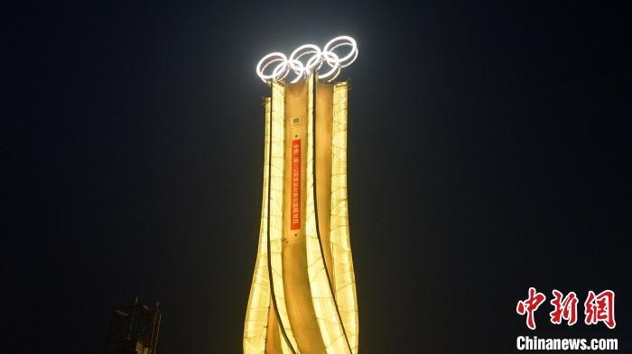1月25日，由中建二局三公司承建的“海陀塔”順利竣工，奧運五環(huán)閃耀延慶冬奧賽區(qū)?！≈薪ǘ秩竟﹫D
