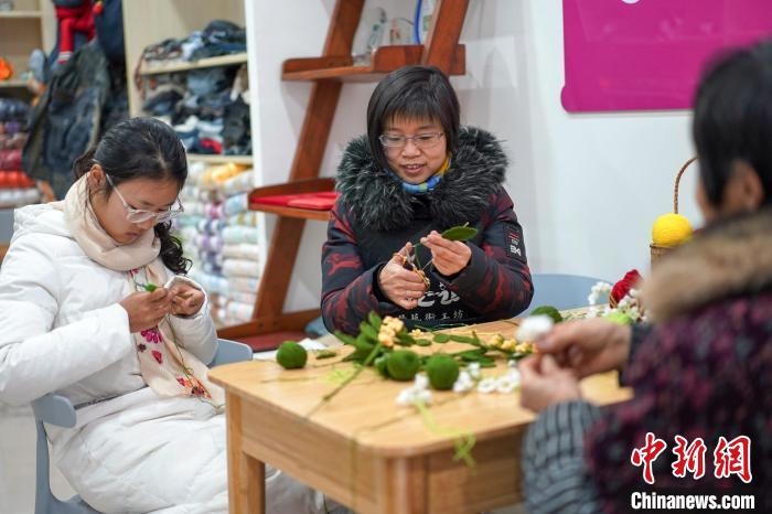 文創(chuàng)工作室的姐妹們正在鉤織月桂葉片?！」帕捡x 攝