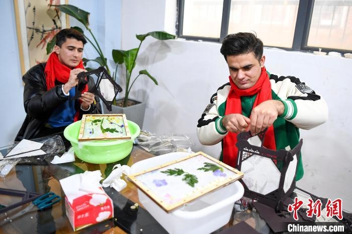 巴基斯坦留學(xué)生制作燈籠。　楊華峰 攝