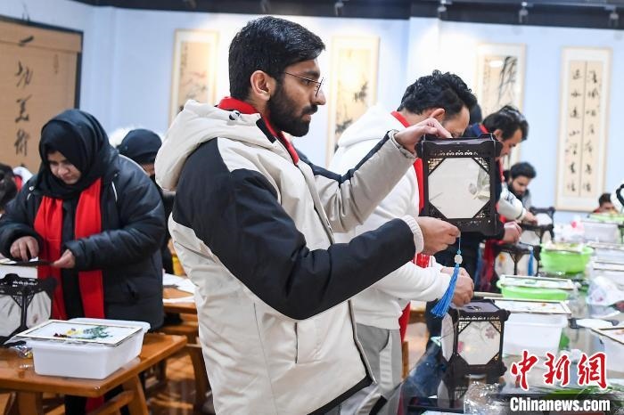 巴基斯坦留學(xué)生制作燈籠?！钊A峰 攝