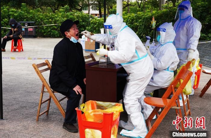 圖為德?？h組織民眾接受核酸檢測?！〉卤？h融媒體中心供圖