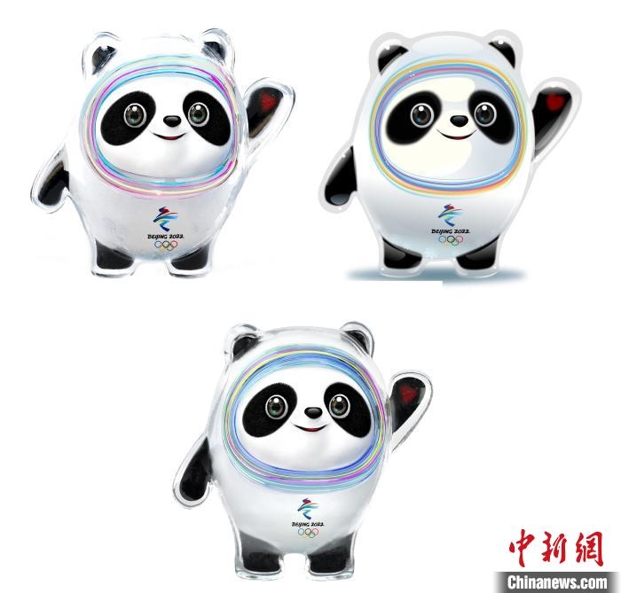 設(shè)計(jì)團(tuán)隊(duì)將“冰絲帶”的形象引入大熊貓后逐漸成型。上方兩個形象還是外八字腳，下方形象為最終定稿?！⑵皆乒﹫D