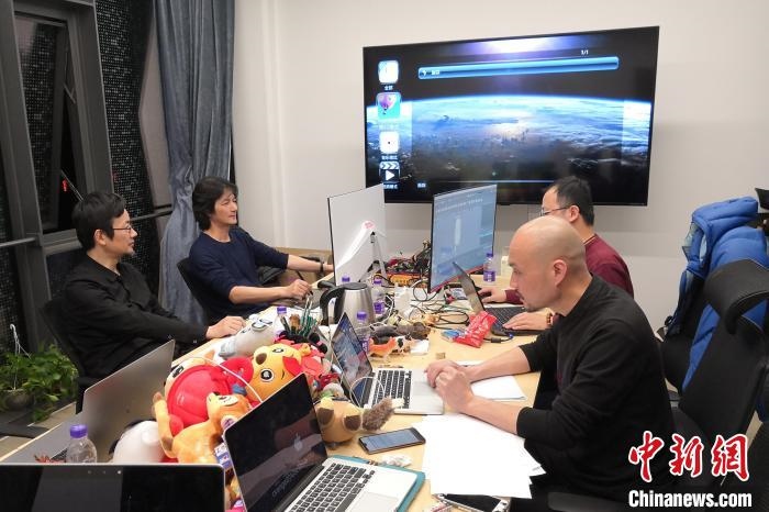 廣州美術(shù)學(xué)院曹雪、劉平云帶領(lǐng)的設(shè)計(jì)團(tuán)隊(duì)對北京冬奧會吉祥物加班加點(diǎn)進(jìn)行修改設(shè)計(jì)。(資料圖) 劉平云供圖