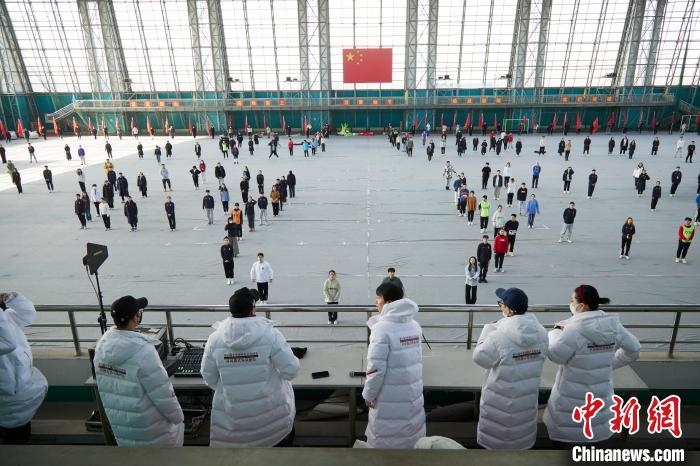 北京冬奧會閉幕式開始前，演員們在進行排練?！埼暮?供圖