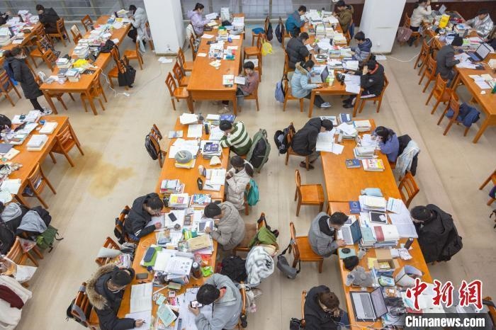 資料圖：南昌大學(xué)圖書館自習(xí)室內(nèi)，考生正在緊張復(fù)習(xí)?！⒘?攝