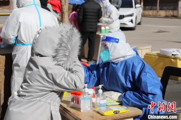 呼和浩特市民做核酸?！埩只?攝