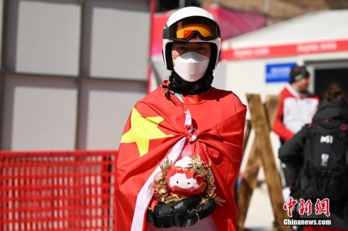 3月6日，中國(guó)選手梁景怡在賽后手捧吉祥物。當(dāng)日，北京2022年冬殘奧會(huì)殘奧高山滑雪男子超級(jí)大回轉(zhuǎn)-站姿決賽在國(guó)家高山滑雪中心舉行，中國(guó)選手梁景怡奪得冠軍。 <a target='_blank' href='/'>中新社</a>記者 劉冉陽(yáng) 攝 　