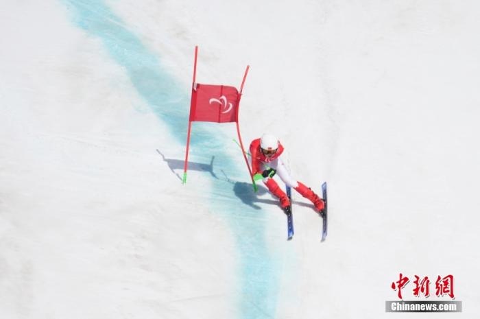 3月6日，中國(guó)選手梁景怡在比賽中。當(dāng)日，北京2022年冬殘奧會(huì)殘奧高山滑雪男子超級(jí)大回轉(zhuǎn)-站姿決賽在國(guó)家高山滑雪中心舉行，中國(guó)選手梁景怡奪得冠軍。 <a target='_blank' href='/'>中新社</a>記者 劉冉陽(yáng) 攝 　