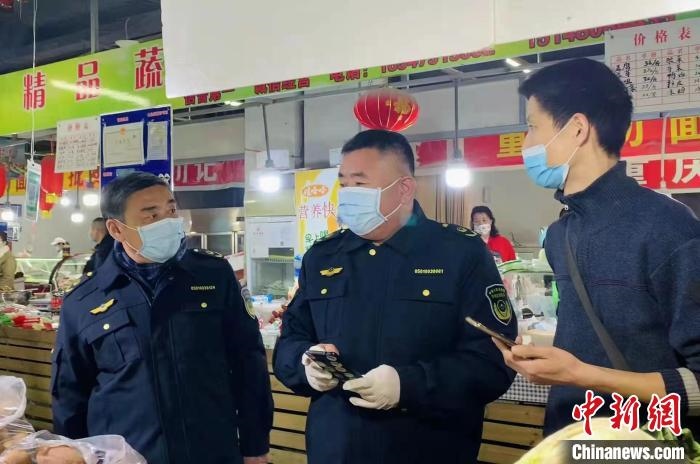 圖為執(zhí)法人員進(jìn)行調(diào)查?！±铈面谩z