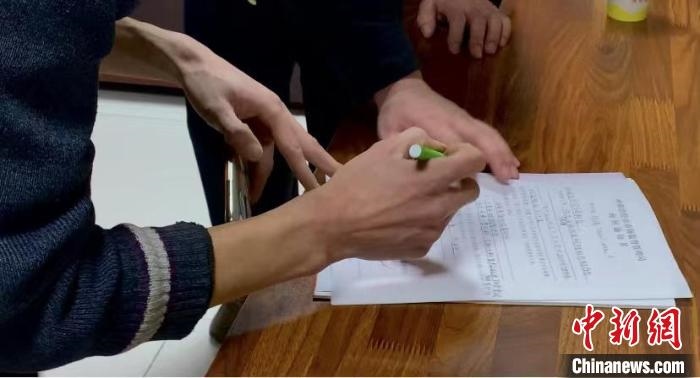 圖為現(xiàn)場下達(dá)詢問通知書?！±铈面?攝