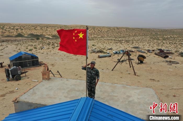 圖為每天升旗是謝寶民的必修課?！∈茉L者供圖